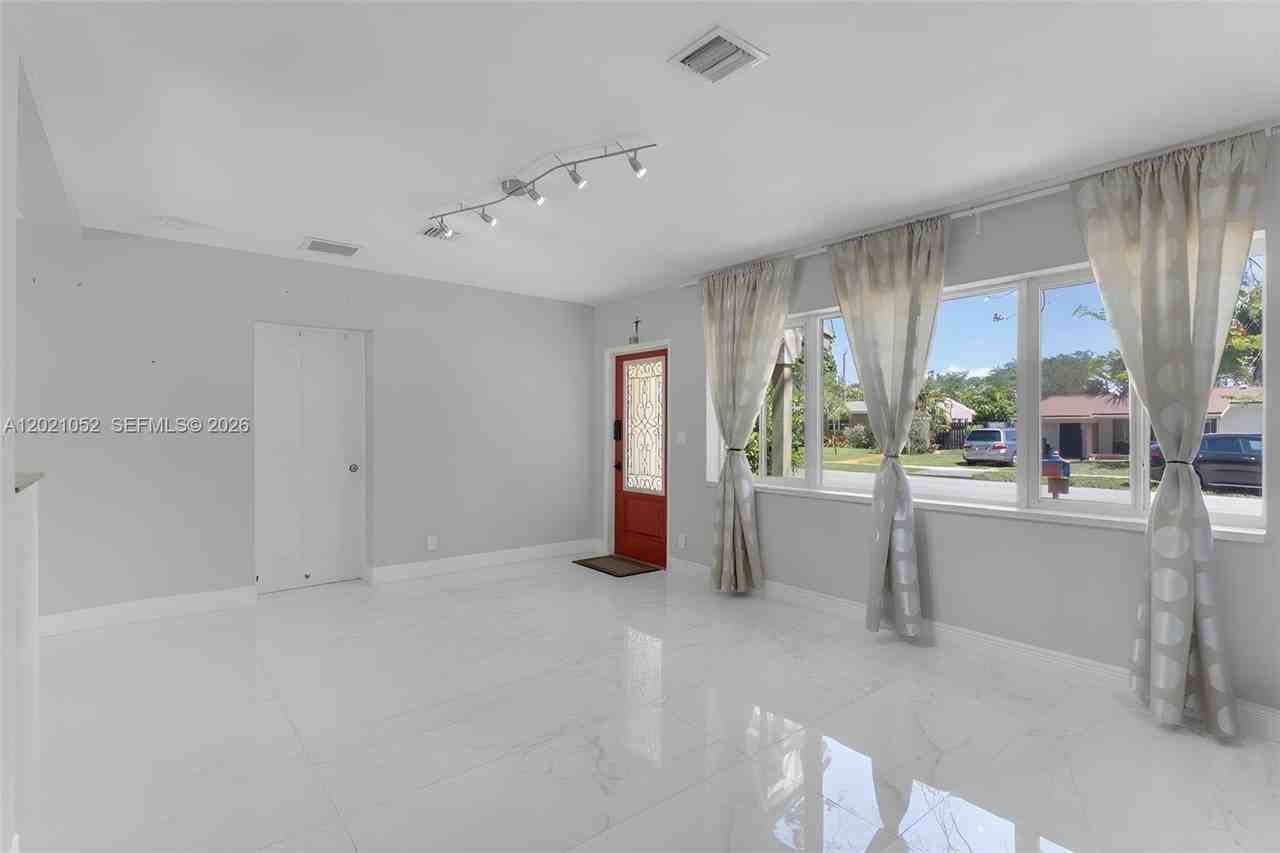2340 Sw 15th St - Photo 4 of 26