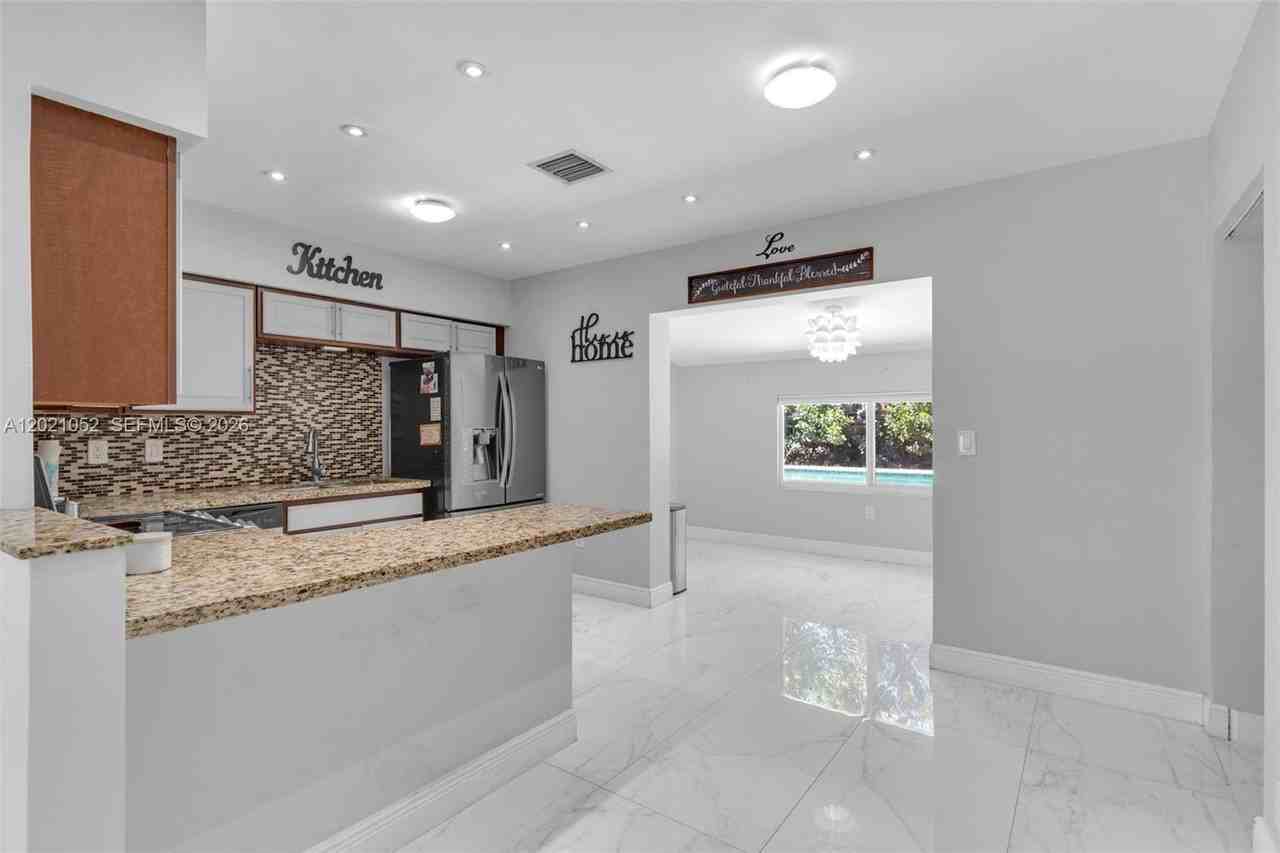 2340 Sw 15th St - Photo 7 of 26