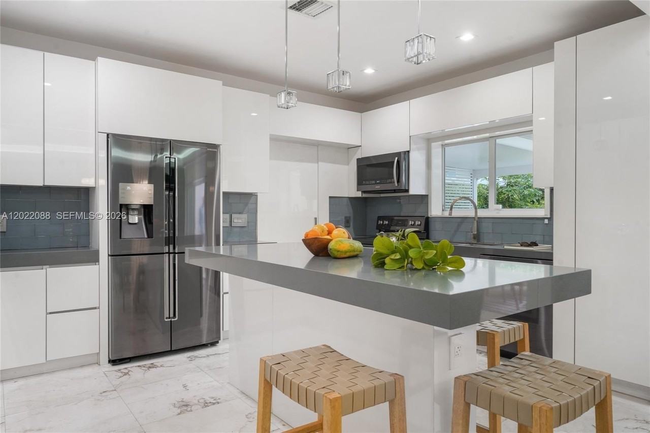 801 Ne 76th St - Photo 5 of 20
