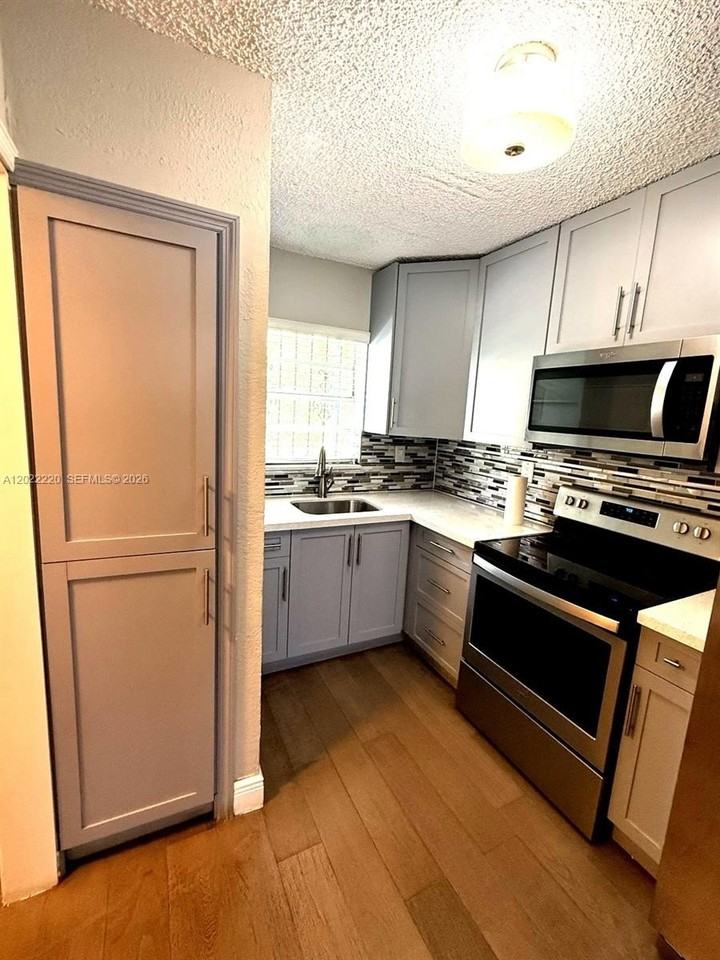 1635 W 44th Pl #311 - Photo 3 of 32