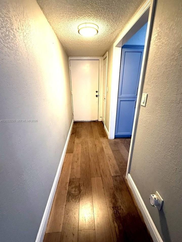1635 W 44th Pl #311 - Photo 5 of 32