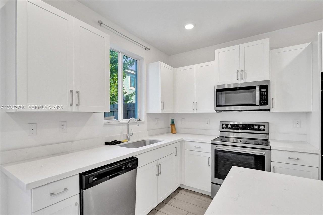 2430 Se 10th Ct - Photo 6 of 25
