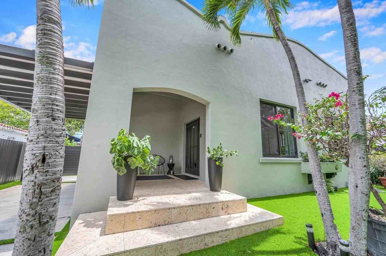 1852 Sw 10th St - Photo 2 of 41