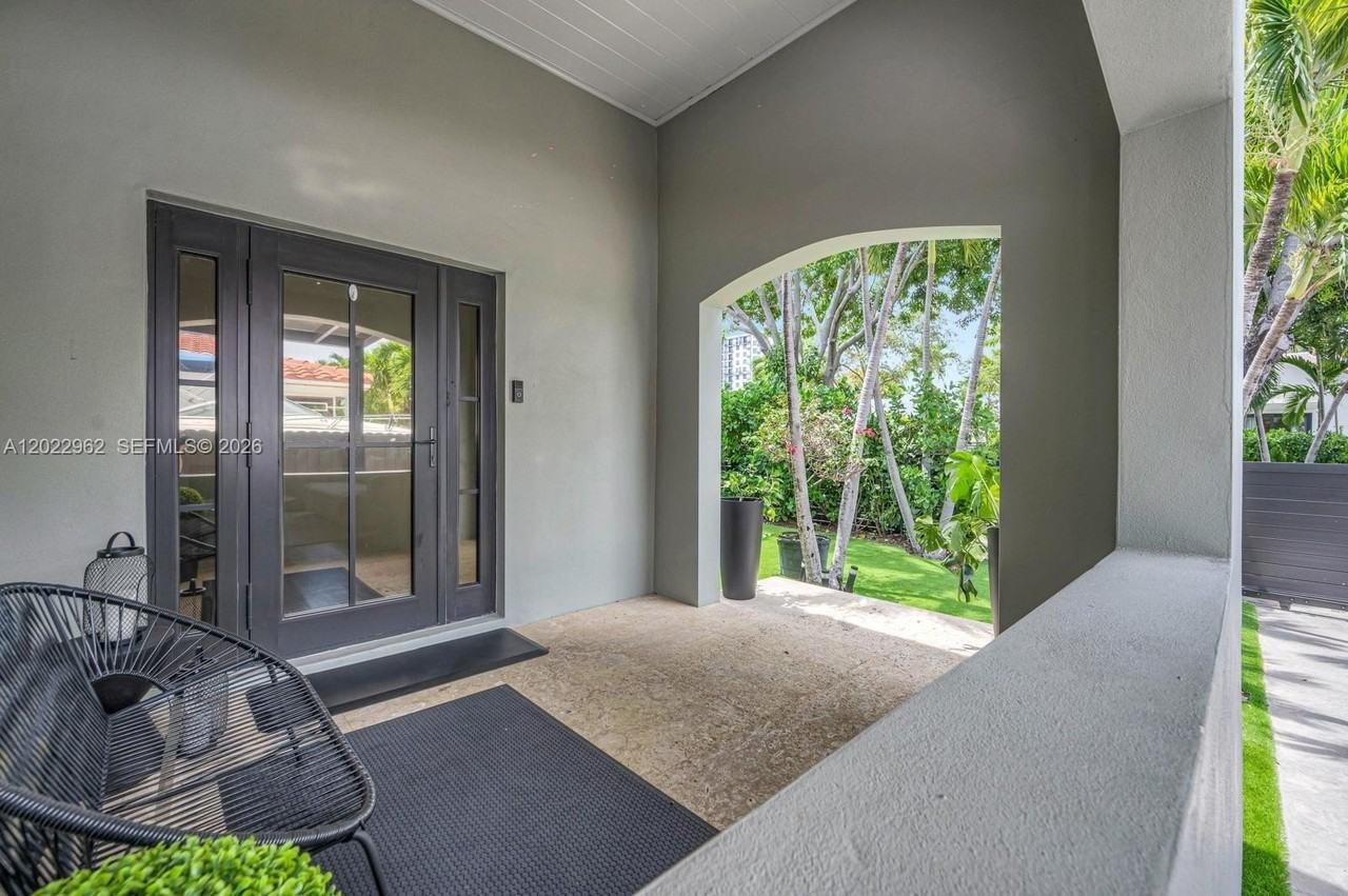1852 Sw 10th St - Photo 3 of 41