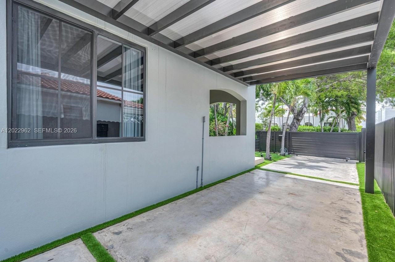 1852 Sw 10th St - Photo 4 of 41