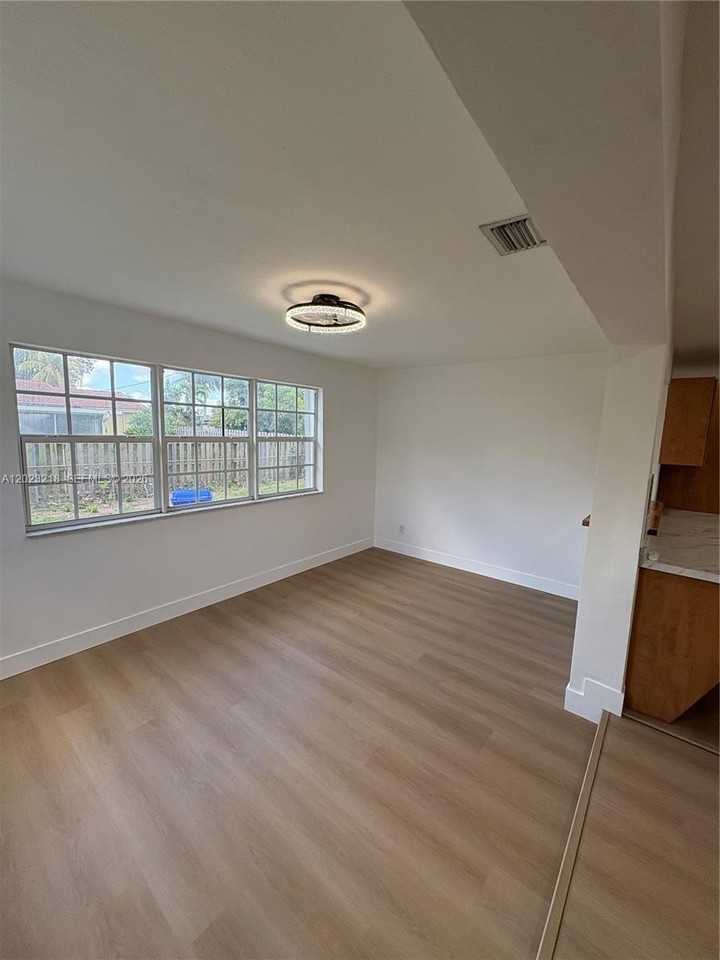 7150 Sw 10th St - Photo 4 of 12