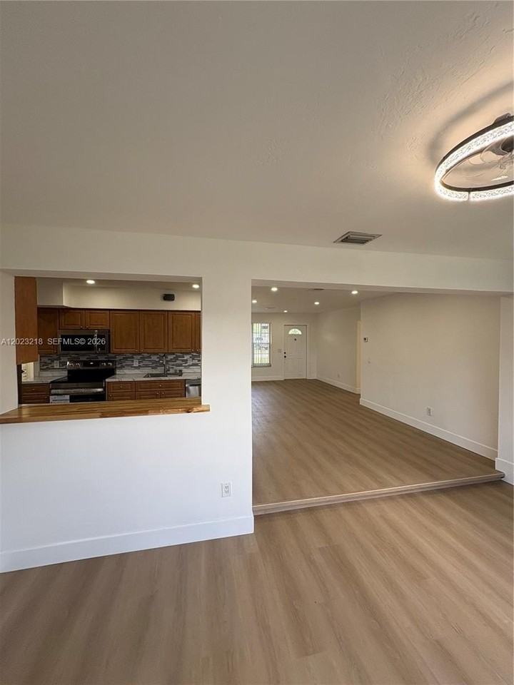 7150 Sw 10th St - Photo 5 of 12