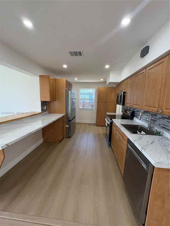 7150 Sw 10th St - Photo 6 of 12