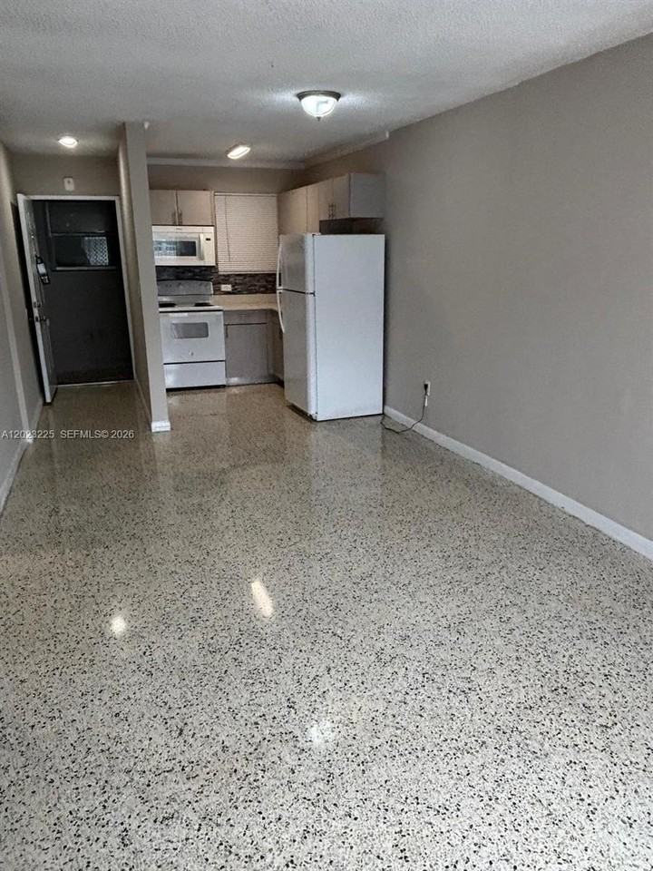 1047 Sw 7th St #6 - Photo 3 of 10