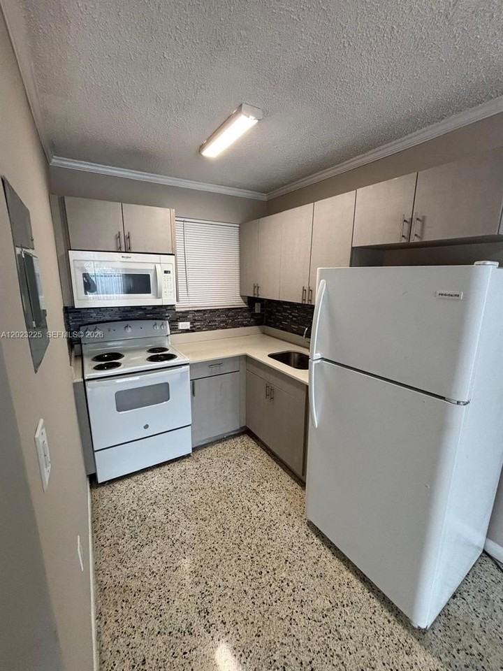 1047 Sw 7th St #6 - Photo 4 of 10
