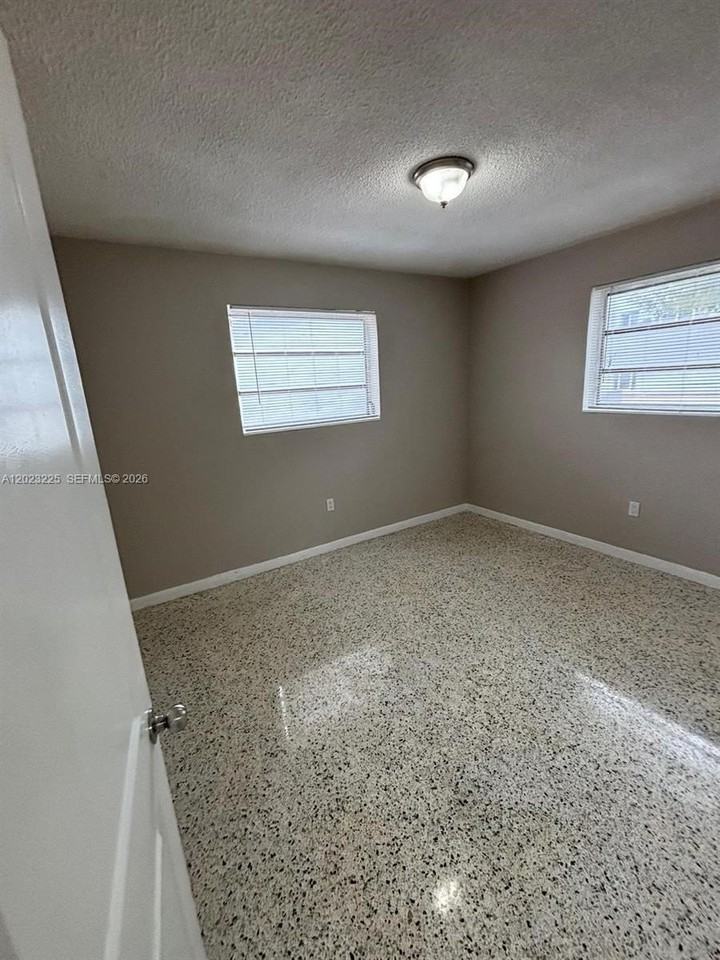 1047 Sw 7th St #6 - Photo 5 of 10
