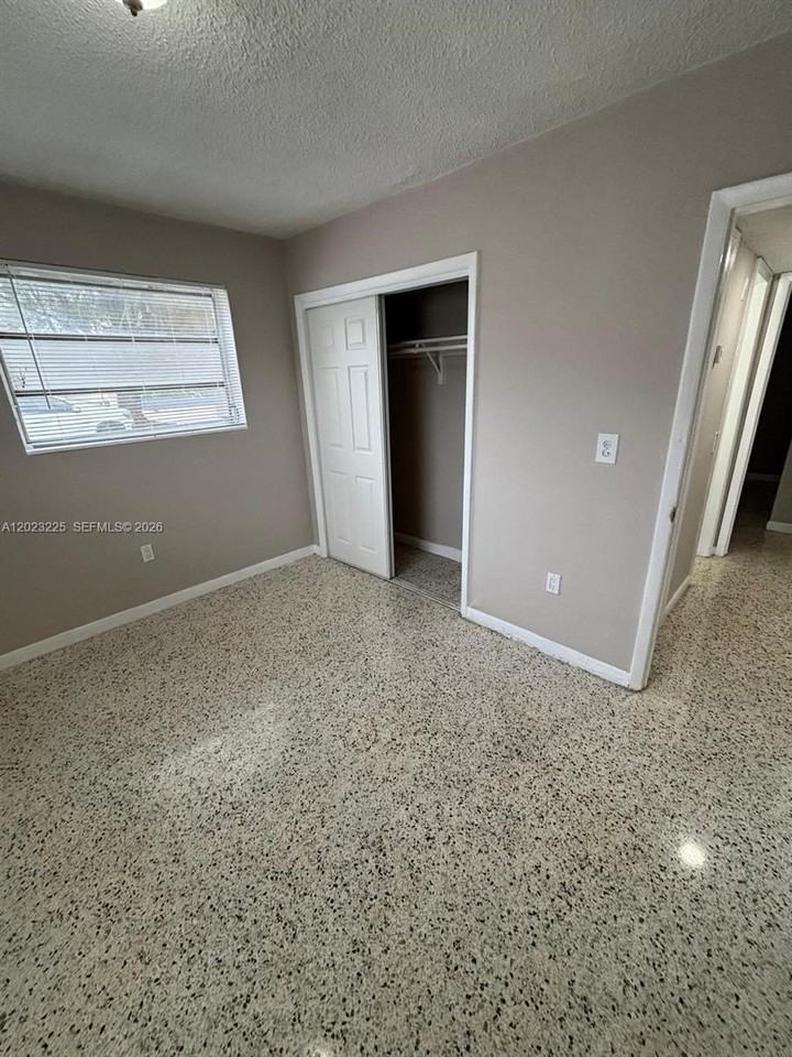 1047 Sw 7th St #6 - Photo 6 of 10