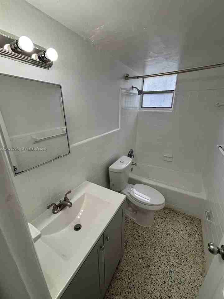 1047 Sw 7th St #6 - Photo 7 of 10