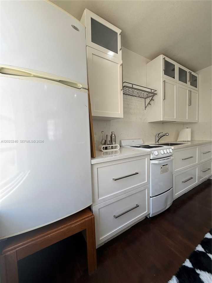 723 2nd St #8 - Photo 2 of 8