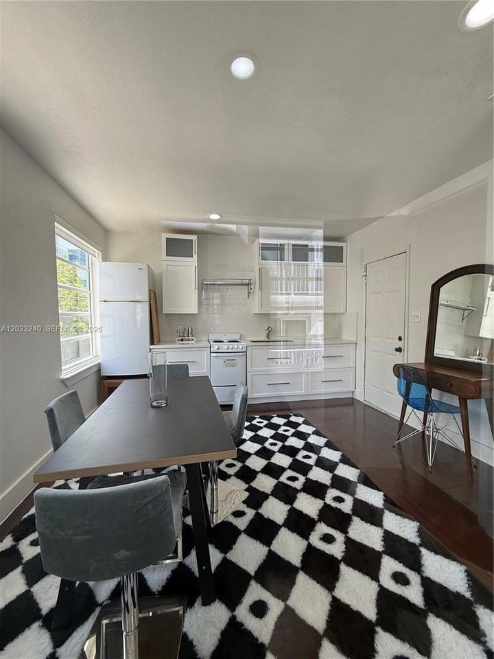 723 2nd St #8 - Photo 5 of 8