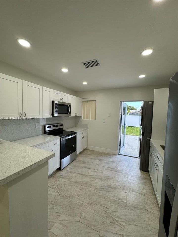 1222 Nw 102nd St #2 - Photo 3 of 17