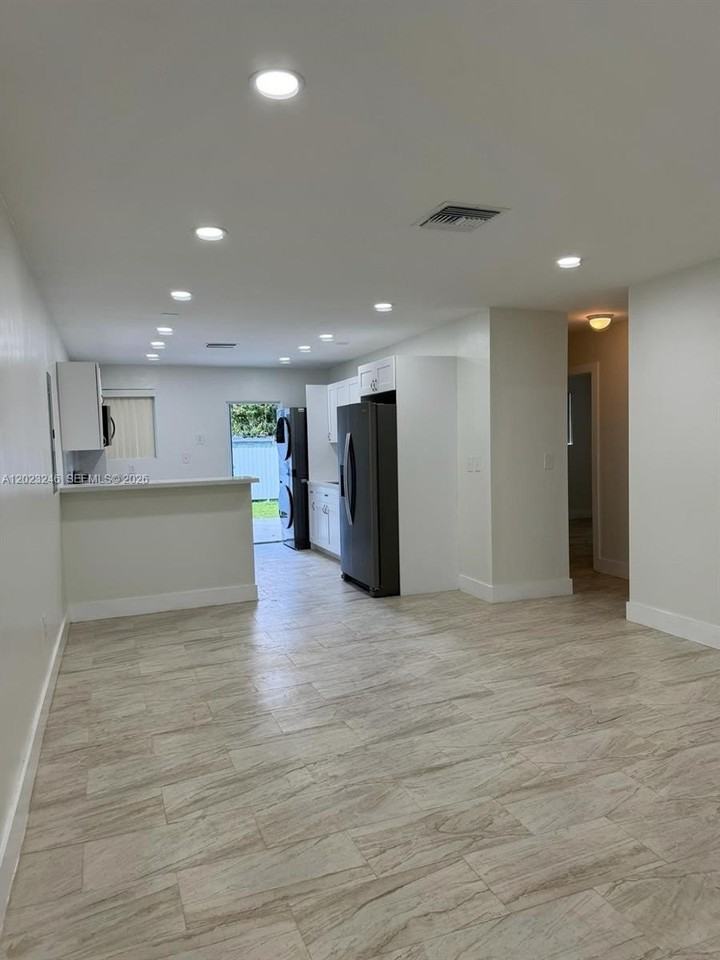 1222 Nw 102nd St #2 - Photo 7 of 17