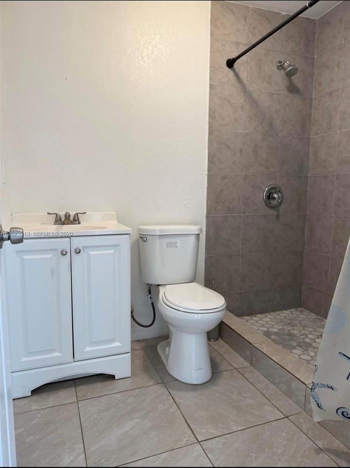 1360 Nw 9th St #1 - Photo 5 of 7