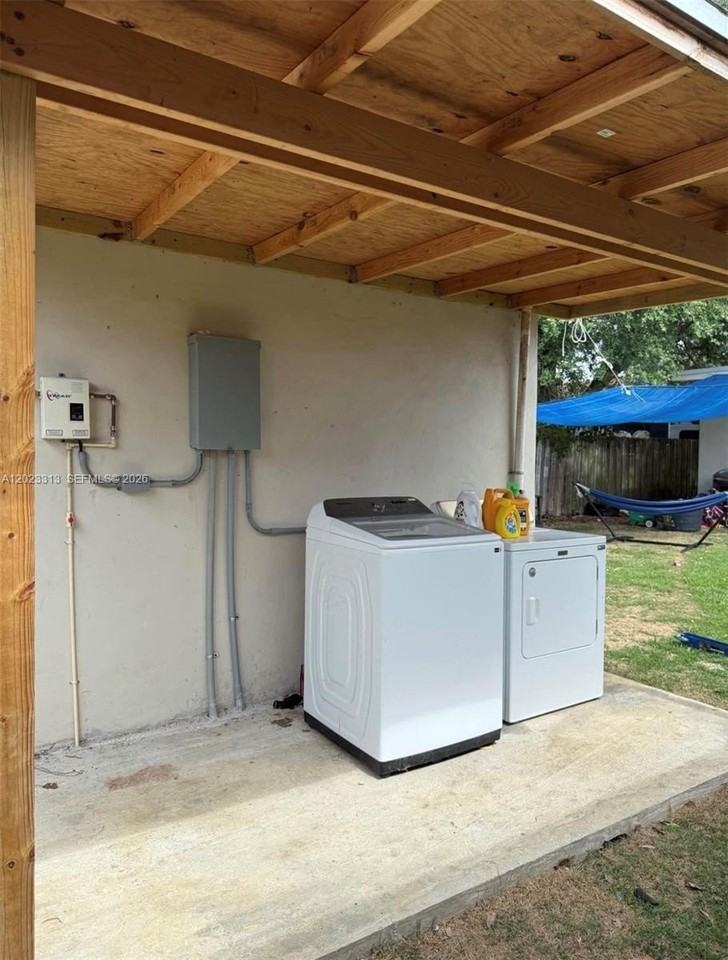 1360 Nw 9th St #1 - Photo 6 of 7