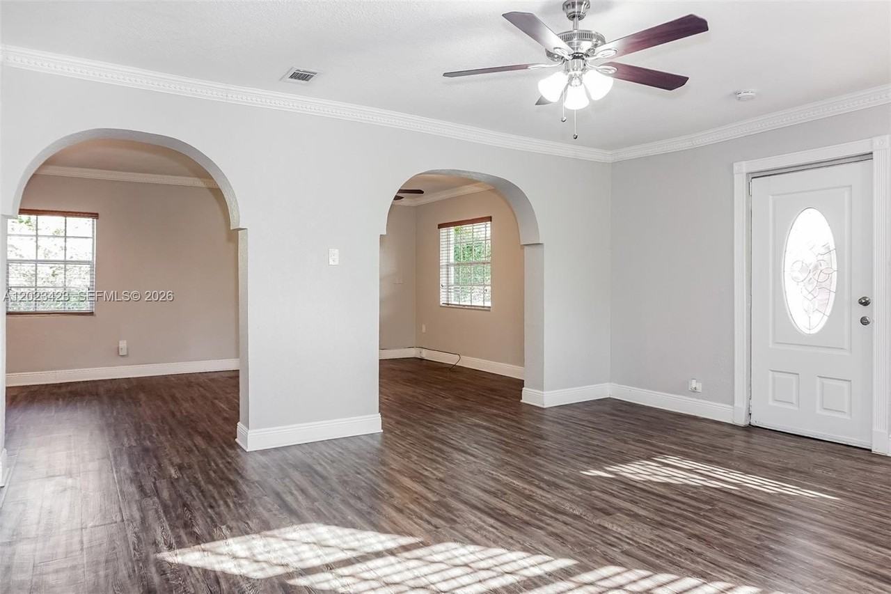 1579 Ne 182nd St - Photo 3 of 15