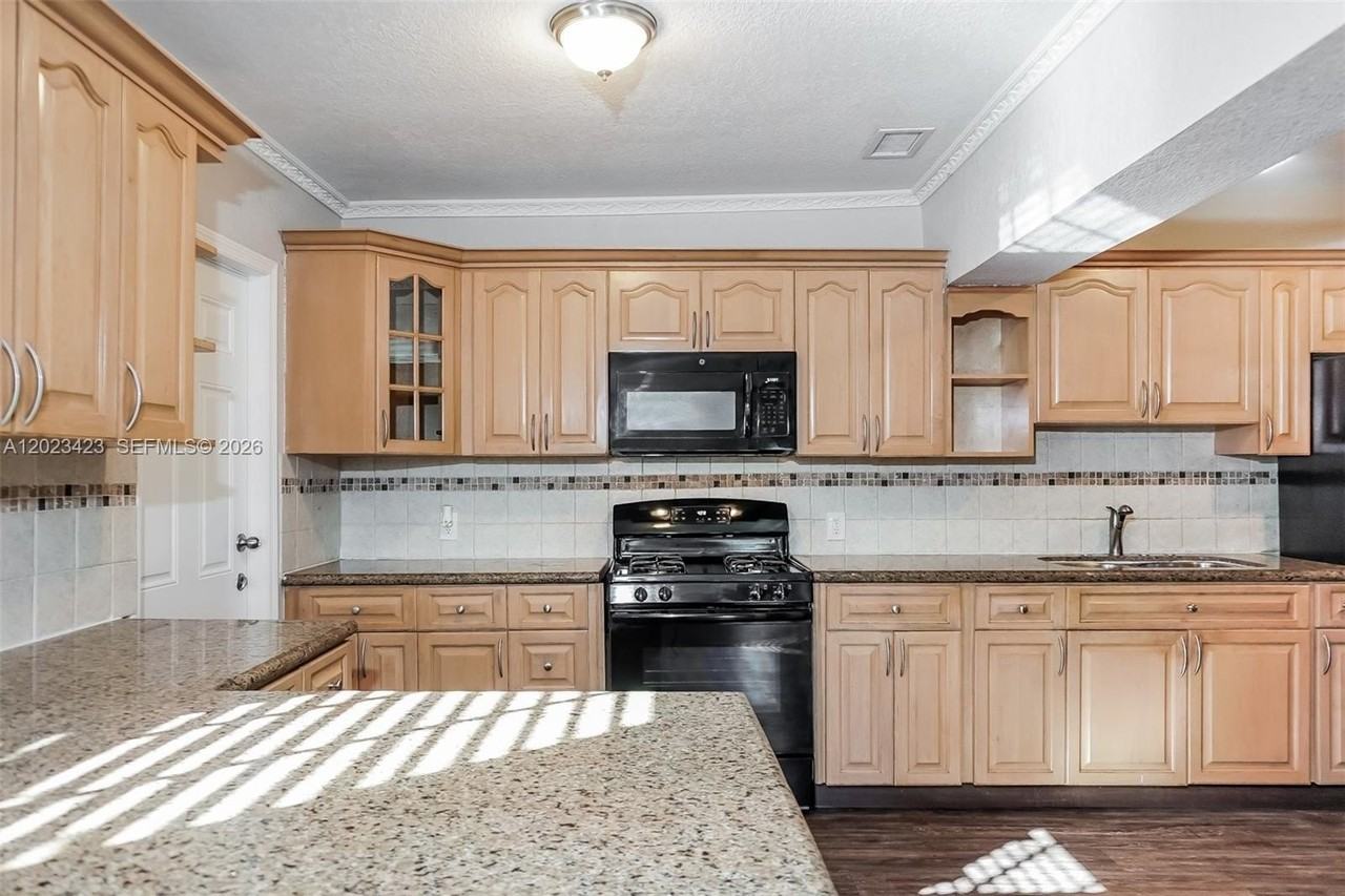 1579 Ne 182nd St - Photo 5 of 15