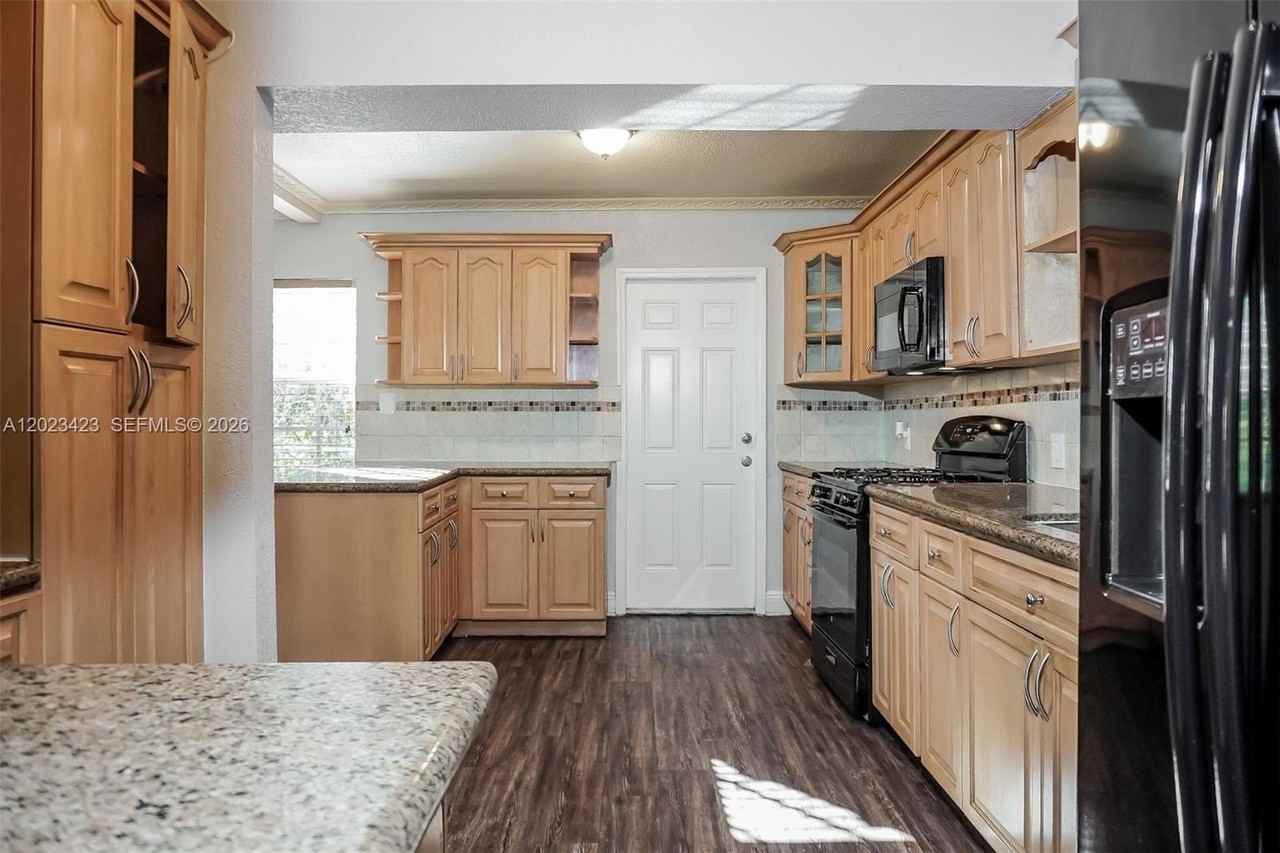 1579 Ne 182nd St - Photo 6 of 15