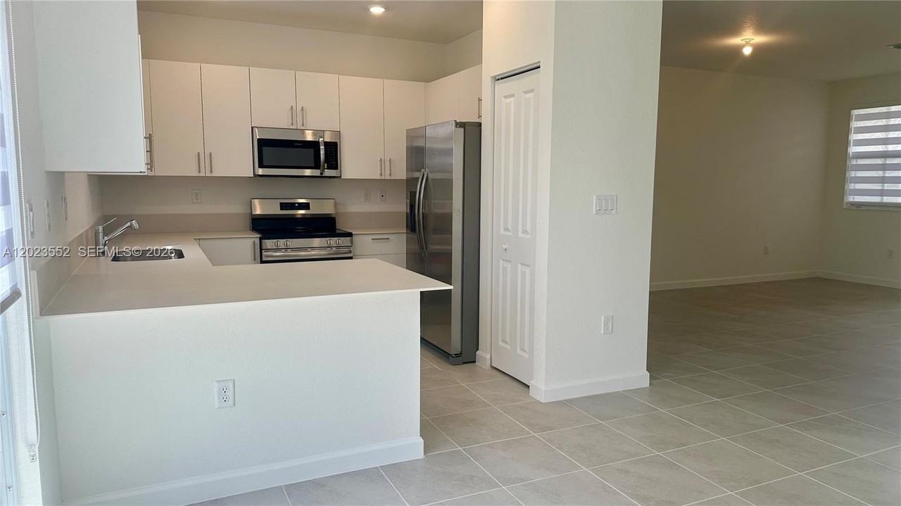 2797 Se 25th Ave #0 - Photo 5 of 31