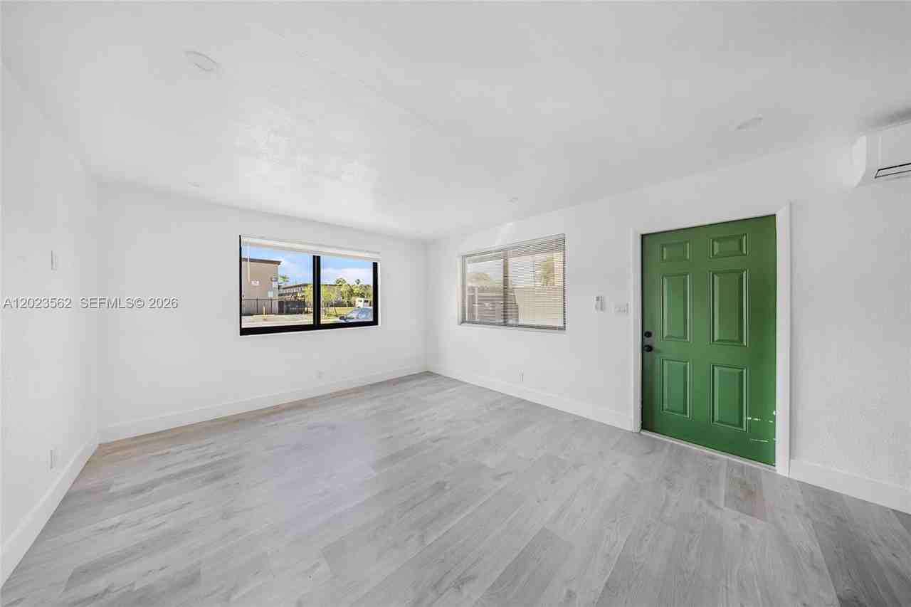 920 Nw 8th Ave #3 - Photo 2 of 21