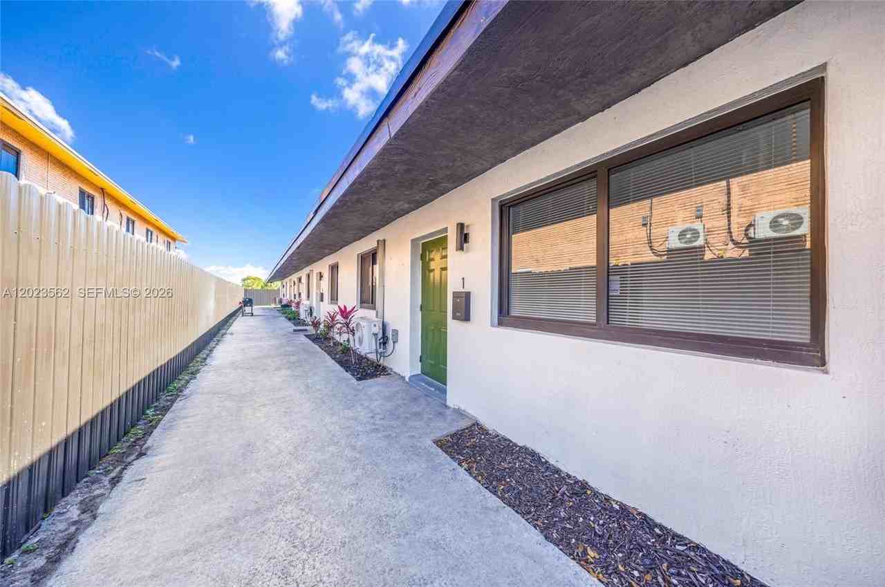 920 Nw 8th Ave #3 - Photo 3 of 21