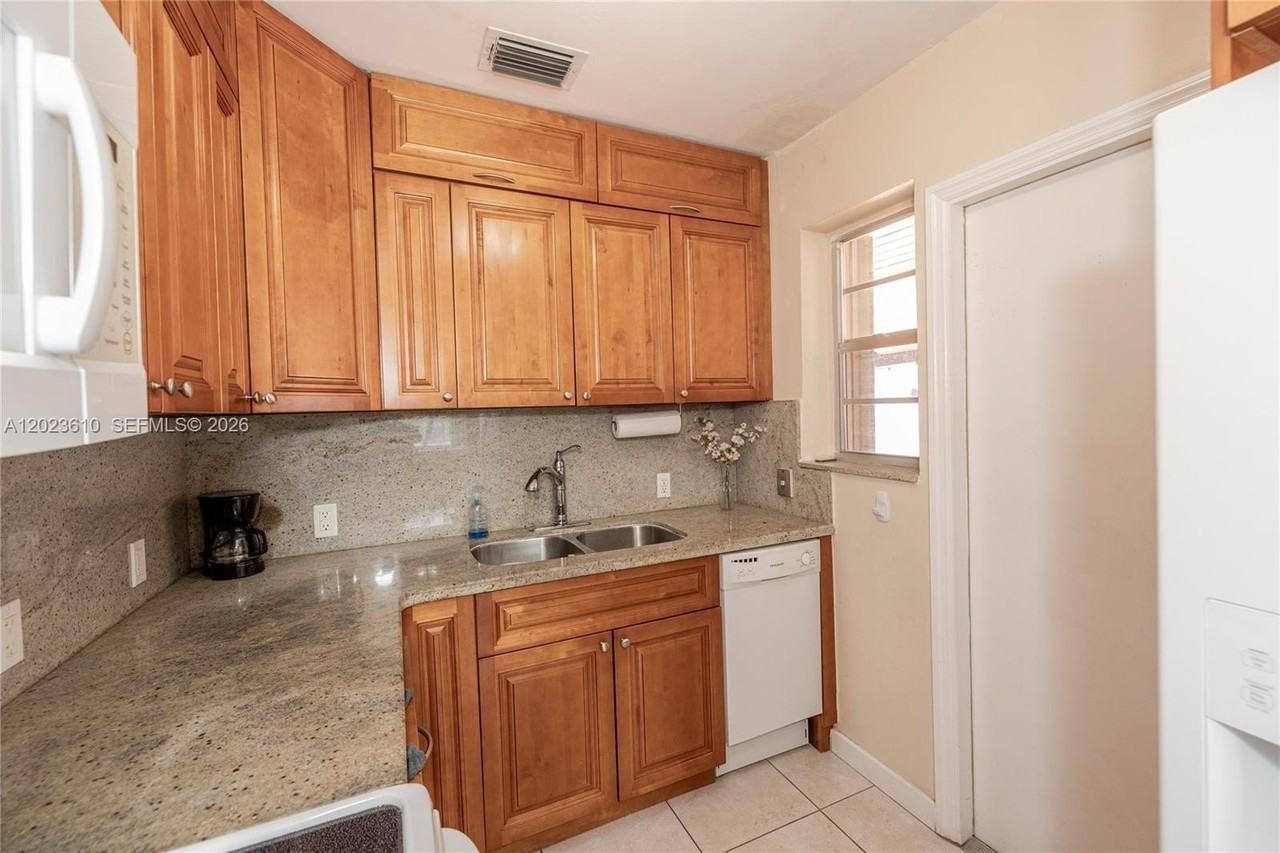 540 Sw 60th Ave - Photo 3 of 37