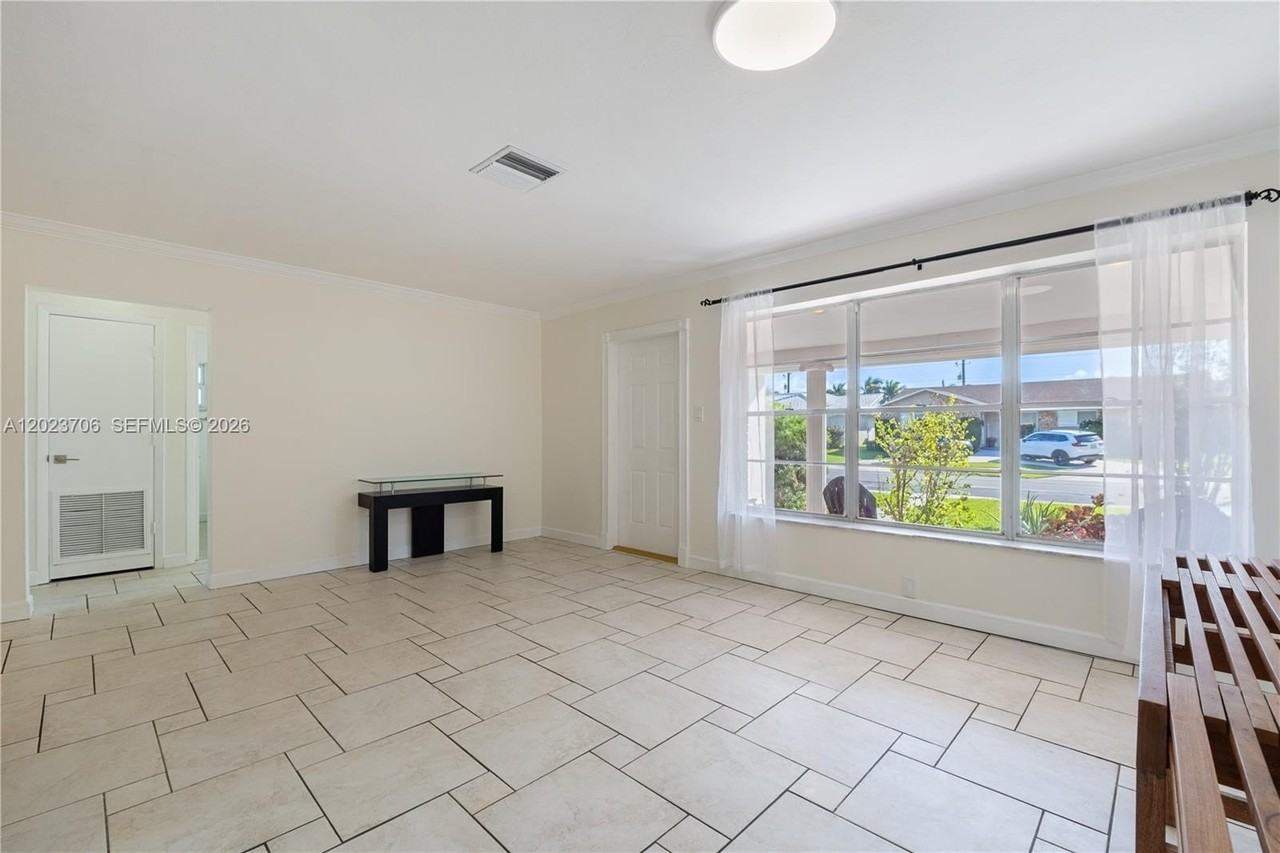 232 Se 6th St - Photo 6 of 38