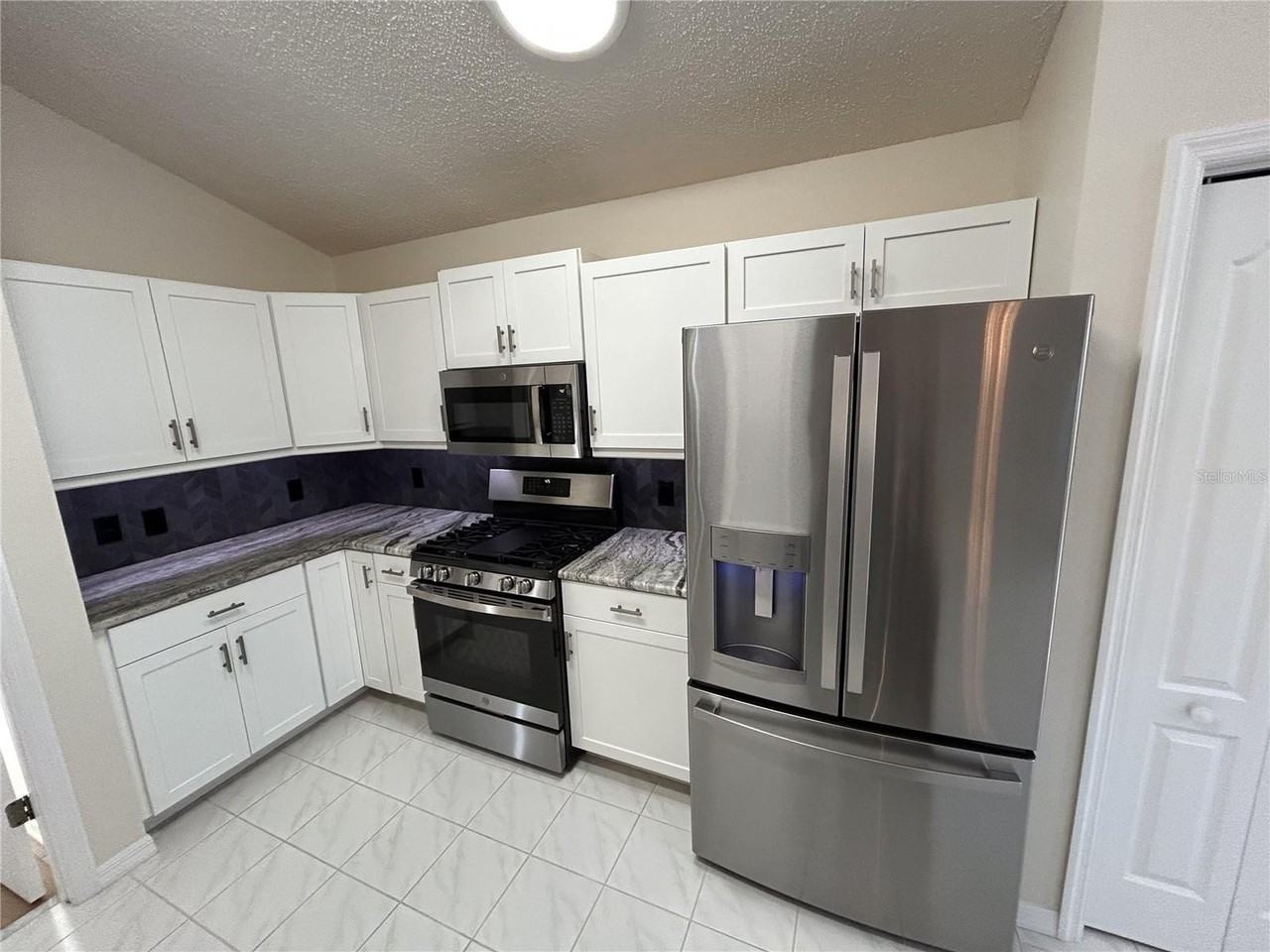 3057 Saint Thomas Ln - Photo 4 of 13