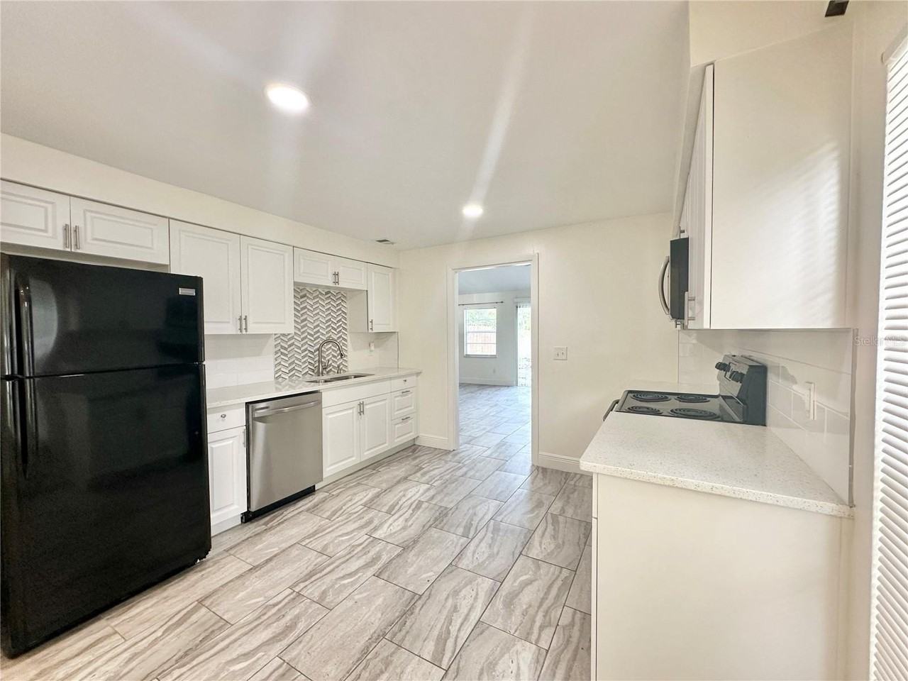122 S Bulova Dr - Photo 6 of 43