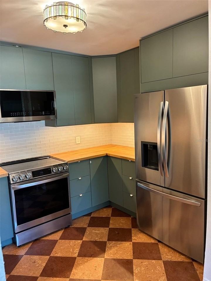 1155 53rd Ave N - Photo 6 of 36
