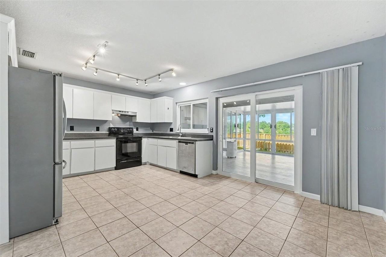 14806 Morning Dr - Photo 7 of 37