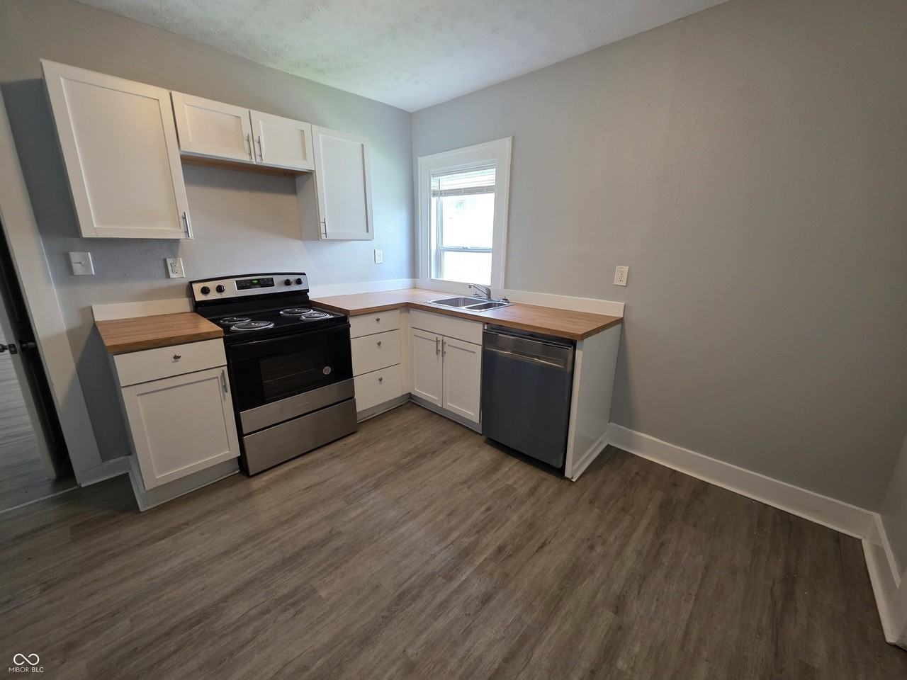 557 N Dearborn St - Photo 6 of 22