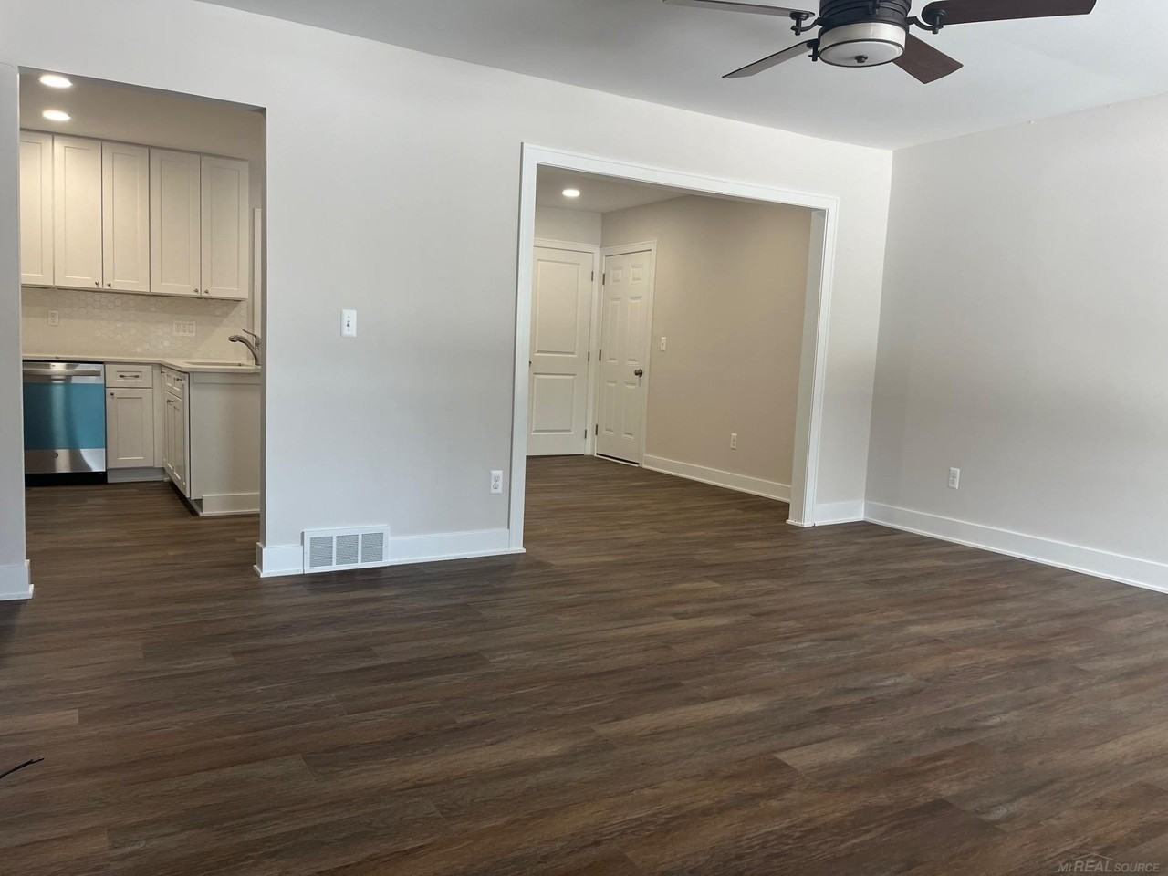 53431 Ruann Dr - Photo 4 of 21