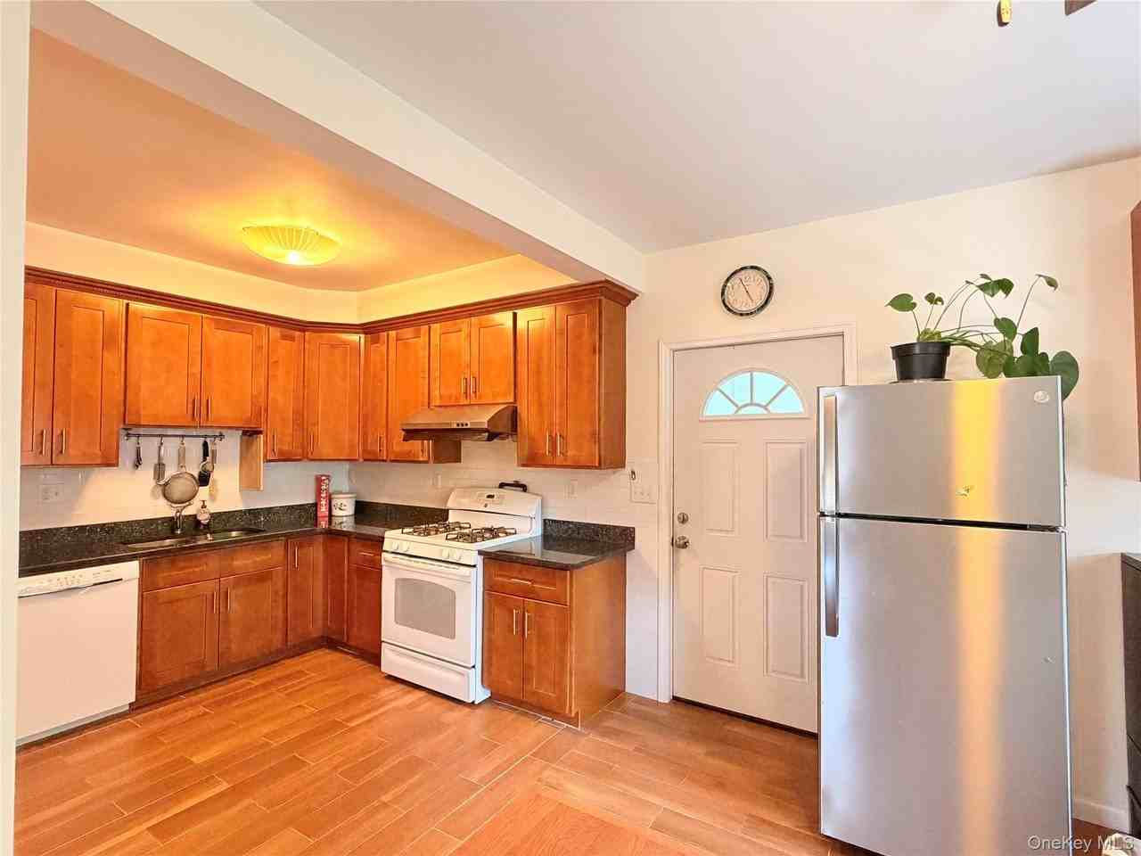 60 Hammond St - Photo 6 of 18