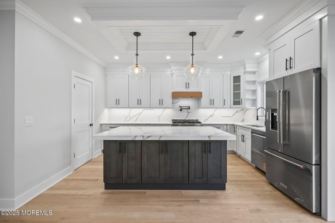 211 Rockwell Ave - Photo 3 of 32