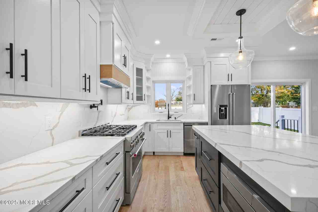 211 Rockwell Ave - Photo 5 of 32