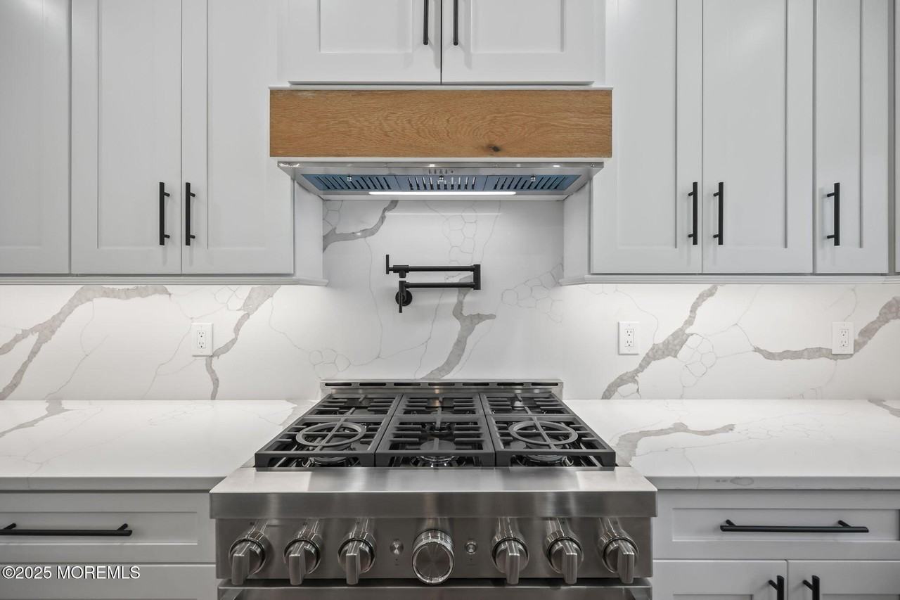 211 Rockwell Ave - Photo 6 of 32