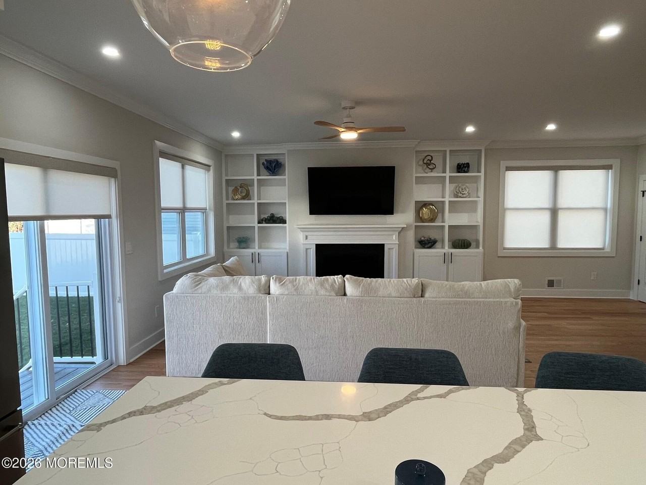 211 Rockwell Ave - Photo 7 of 32