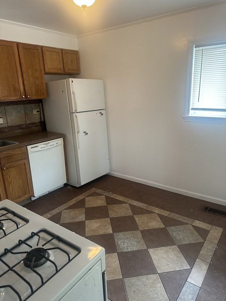 411 Huron St - Photo 3 of 18