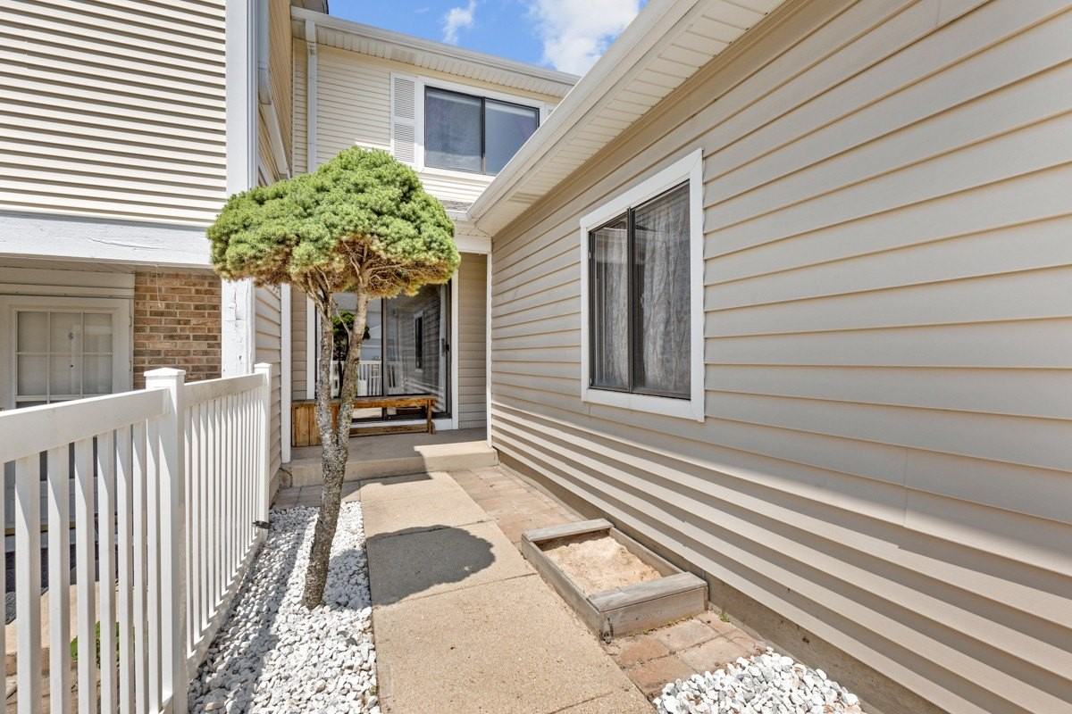 740 Lakeview Pt - Photo 3 of 25