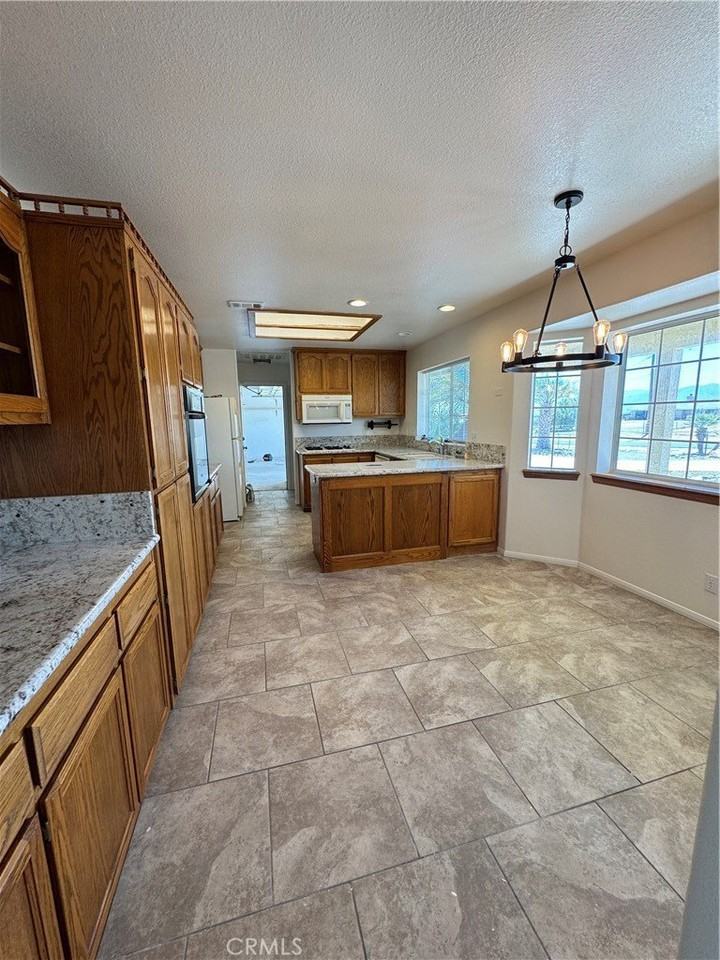 17814 Mesa St - Photo 3 of 10