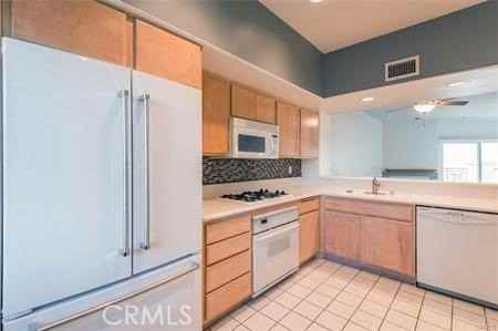 200 Pacific Coast Hwy - Photo 4 of 26