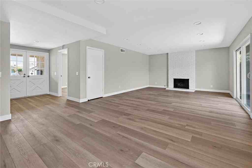 709 E Meadowbrook Ave - Photo 5 of 31