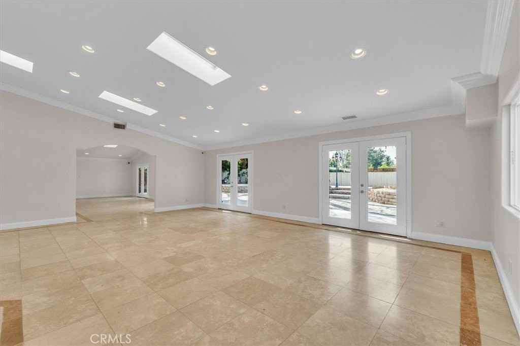 6201 Corbin Ave - Photo 4 of 28