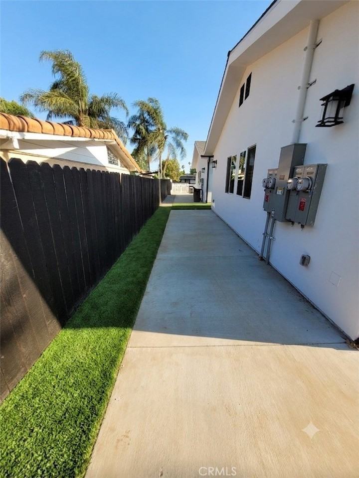 8004 Shirley Ave - Photo 3 of 25