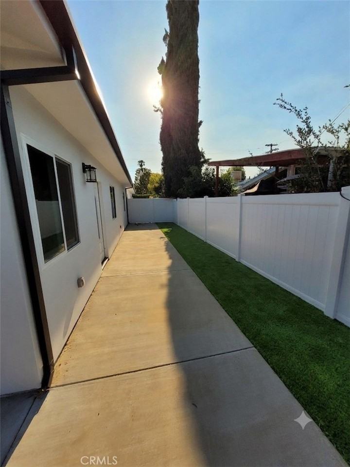 8004 Shirley Ave - Photo 4 of 25